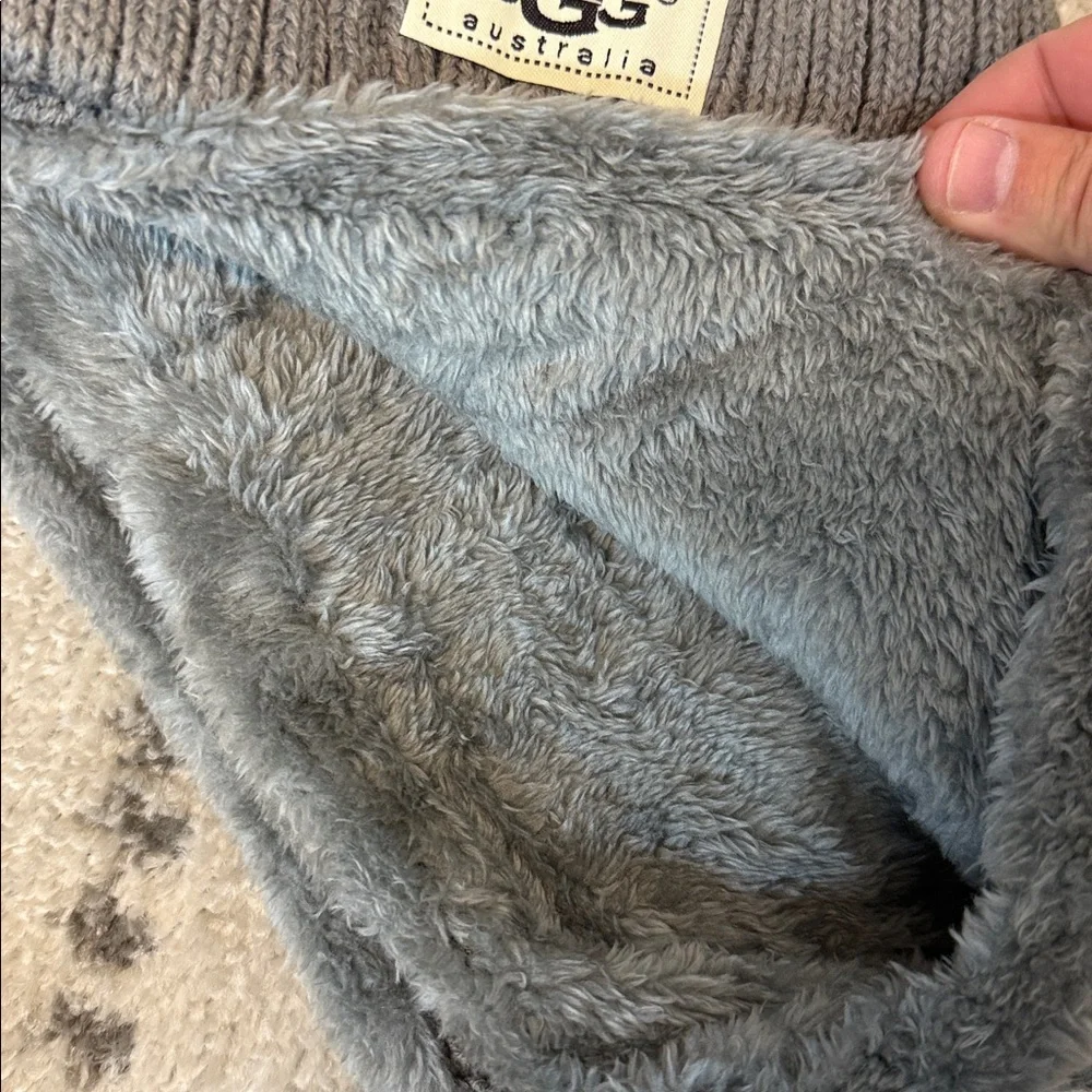 NWT UGG Australia Gray Knit Pom Hat and Infinity Scarf Set - Picture 4 of 5